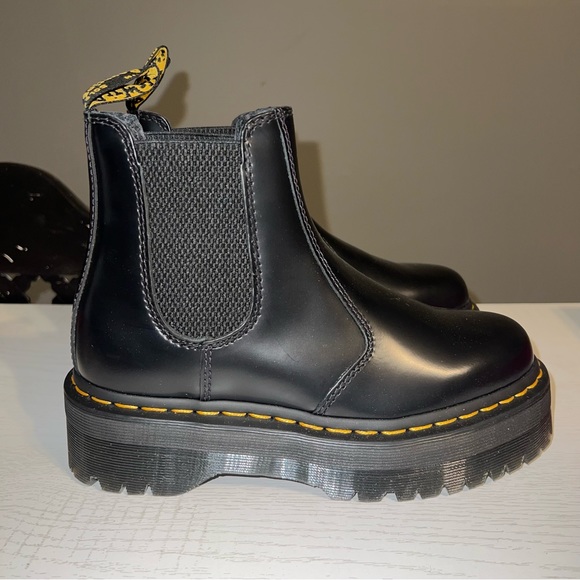 Dr. Marten’s 2976 Quad Platform Chelsea Boot Smooth Leather - Picture 2 of 5
